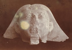 Tête égyptienne fragmentaire –  Musée d’ethnographie de Neuchâtel et  Service des antiquités de l’Egypte