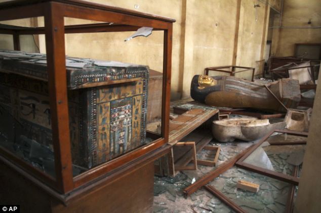 Looters ransack Egyptian antiques museum and snatch priceless artefacts as armed police move inside stormed Cairo mosque